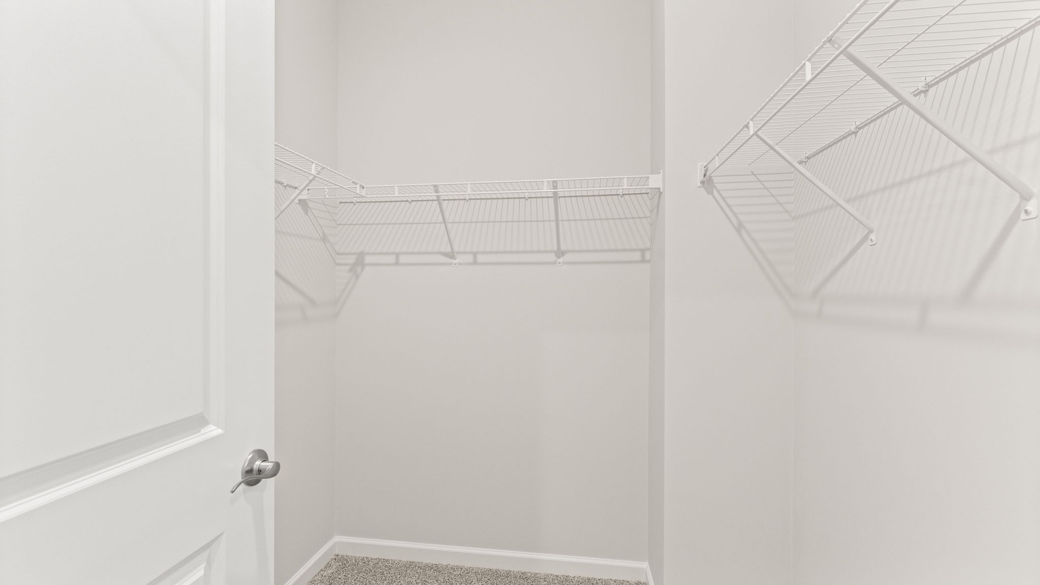 walk-in closet with wire rack shelving