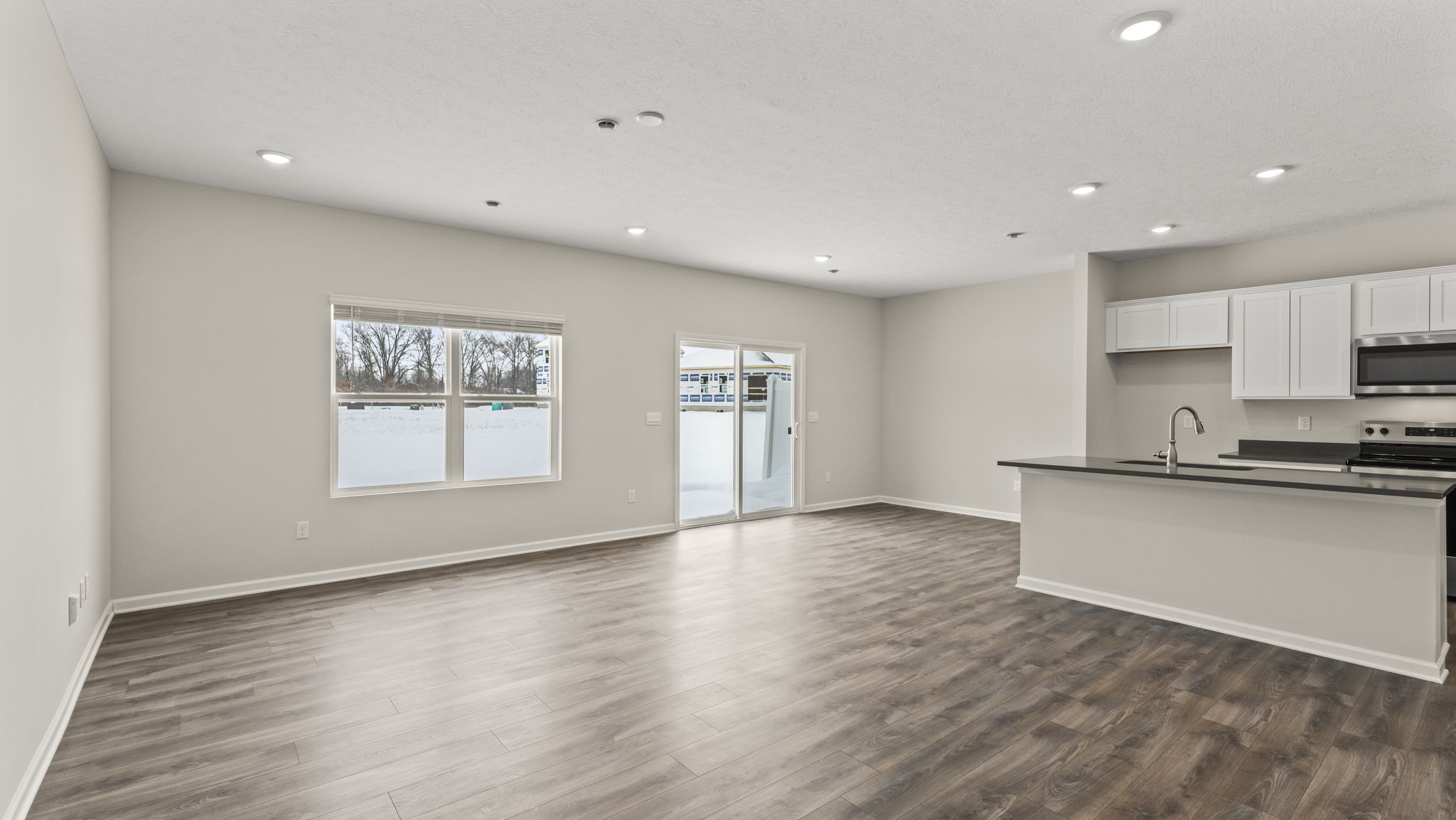 Full Kitchen and great area