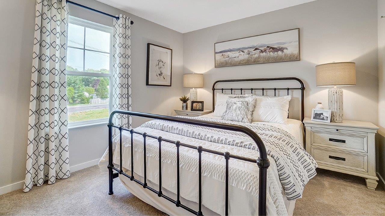 Bedroom with white décor and horse decorations.