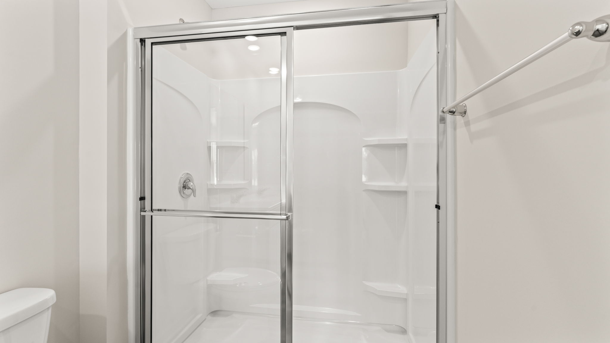 Walk-in shower with tiered shelving