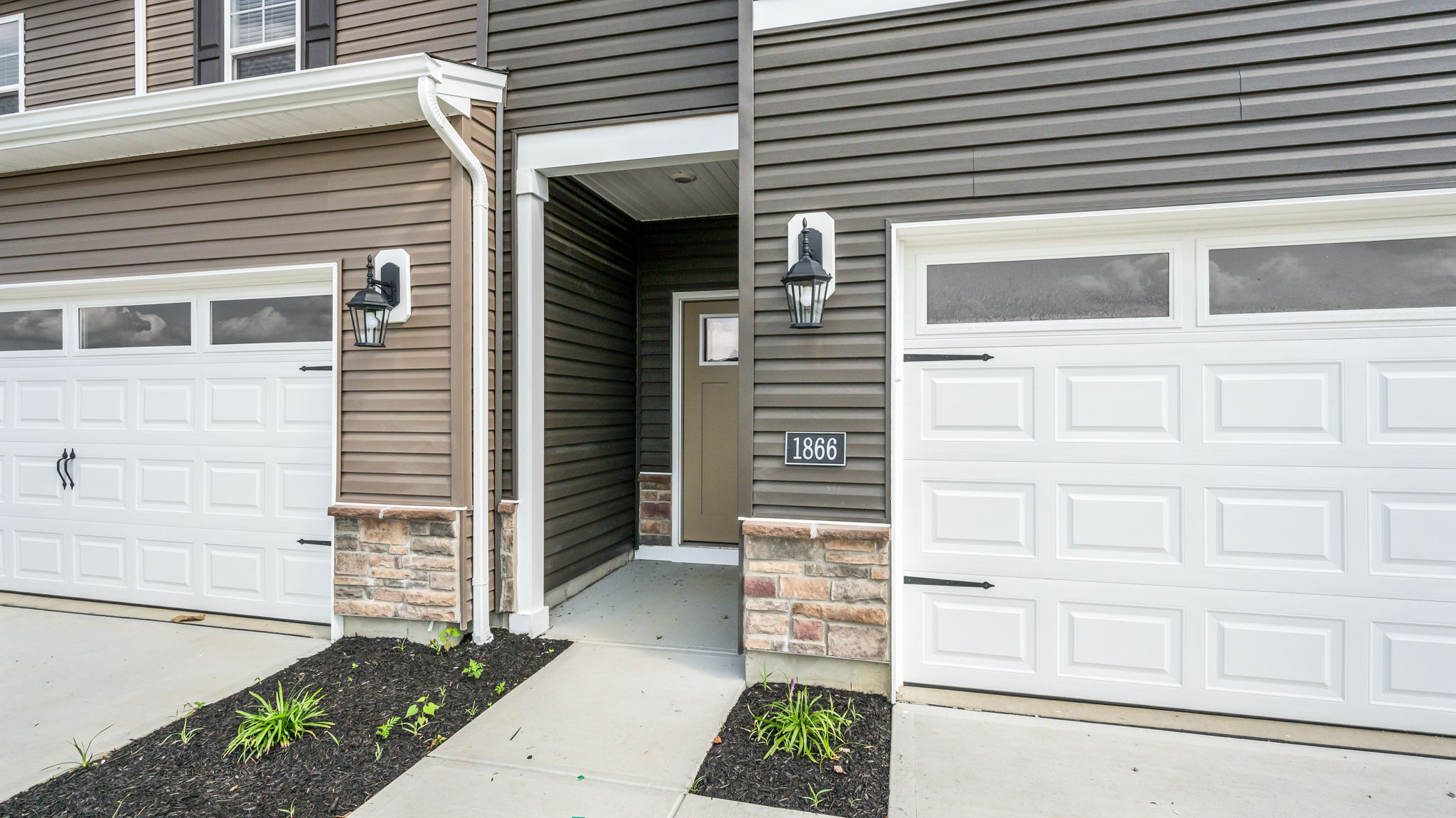 Closeup of entrance to 1866 Vista Lake Ln