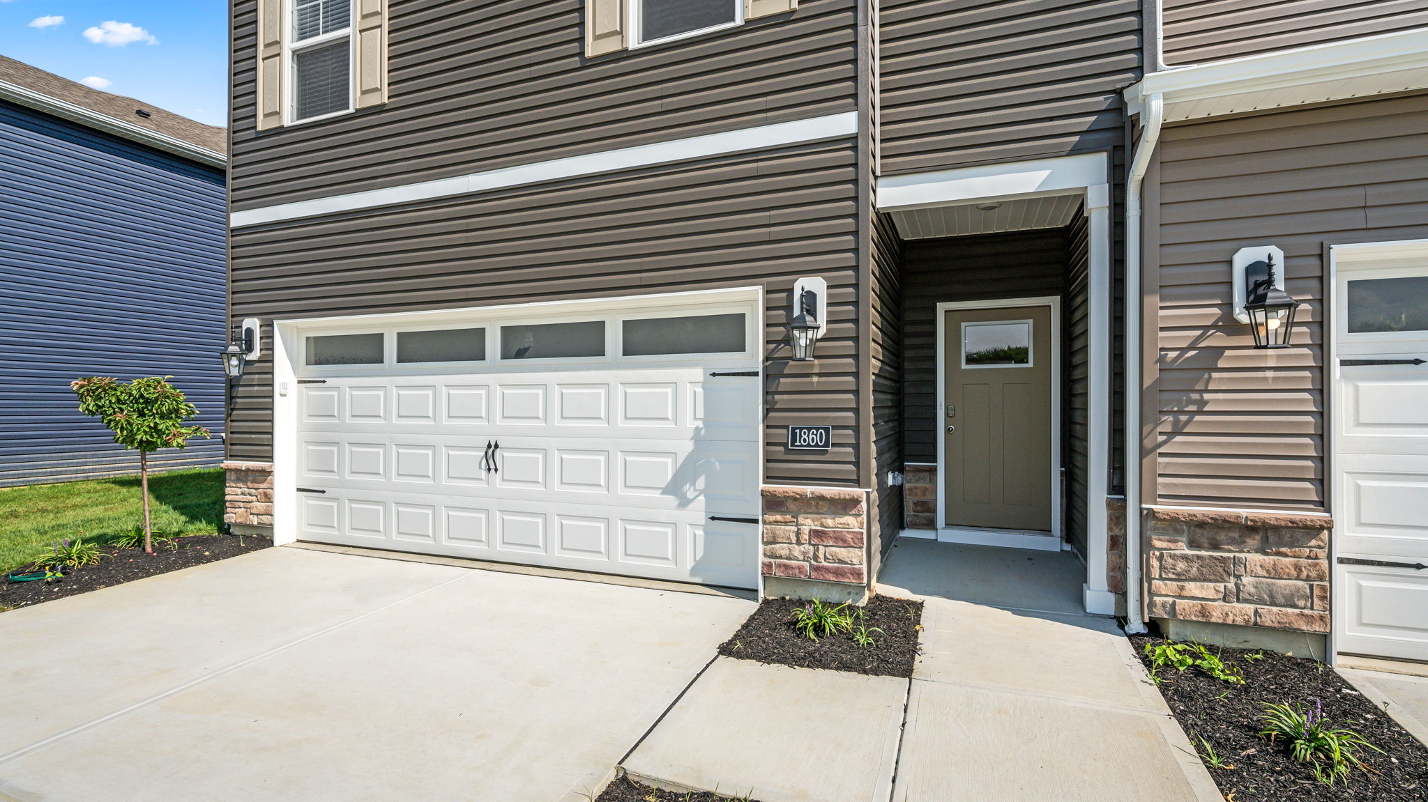 Closeup of exterior of 1860 vista lake dr
