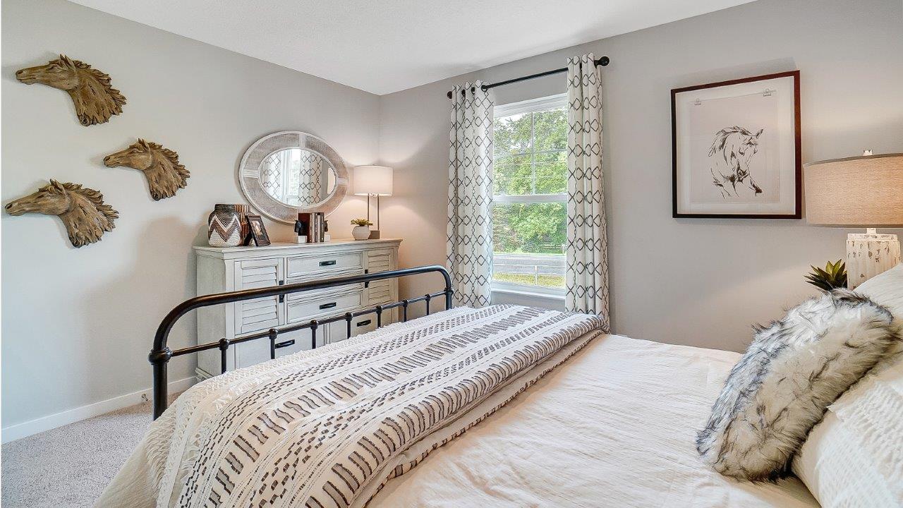 Bedroom with white décor and horse decorations.