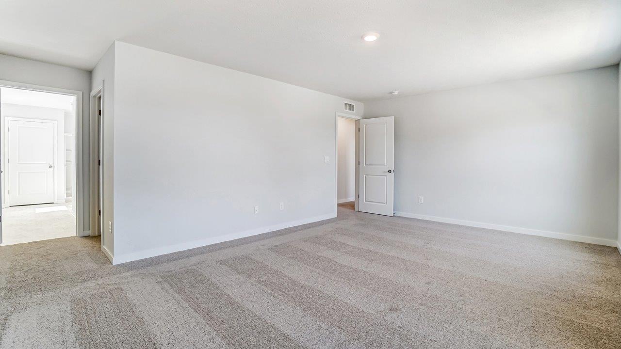 Interior primary bedroom