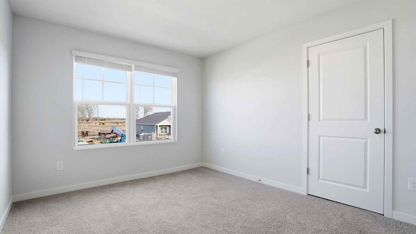 fourth bedroom with double window and closet