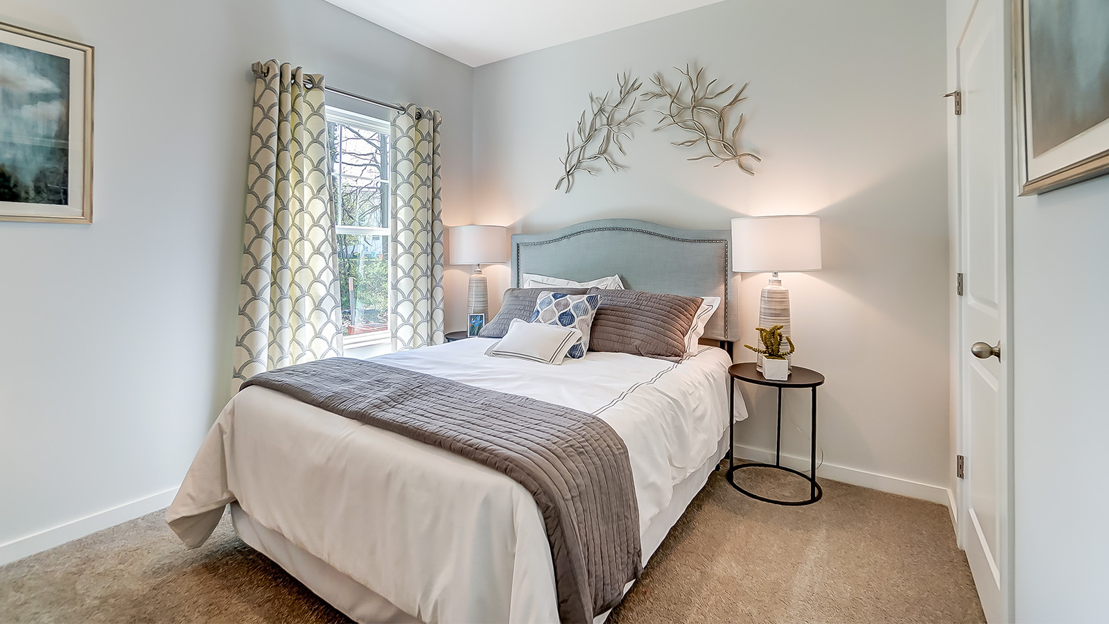 first floor suite with bed