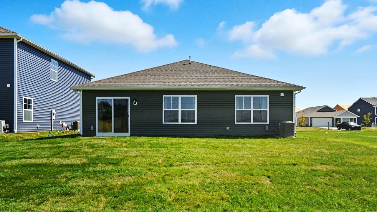 Rear exterior Freeport Model at LD