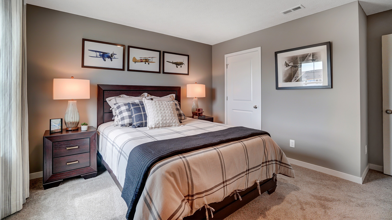 third bedroom bed, dressers and closet