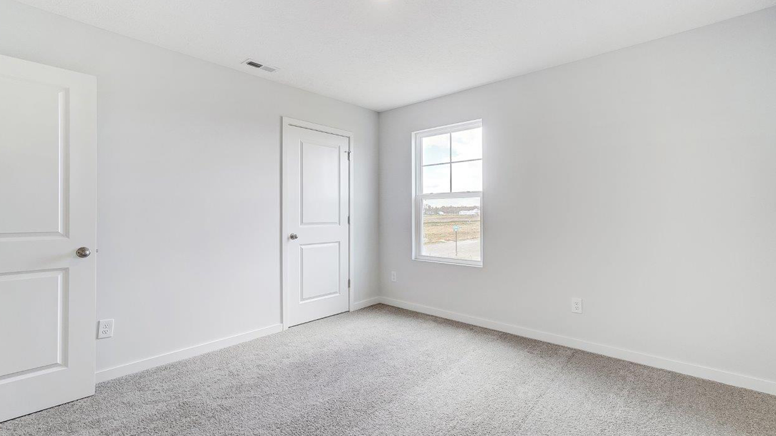 third bedroom with single window, closet, entry