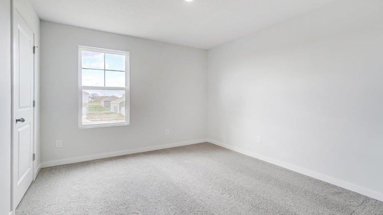 third bedroom with single window, closet