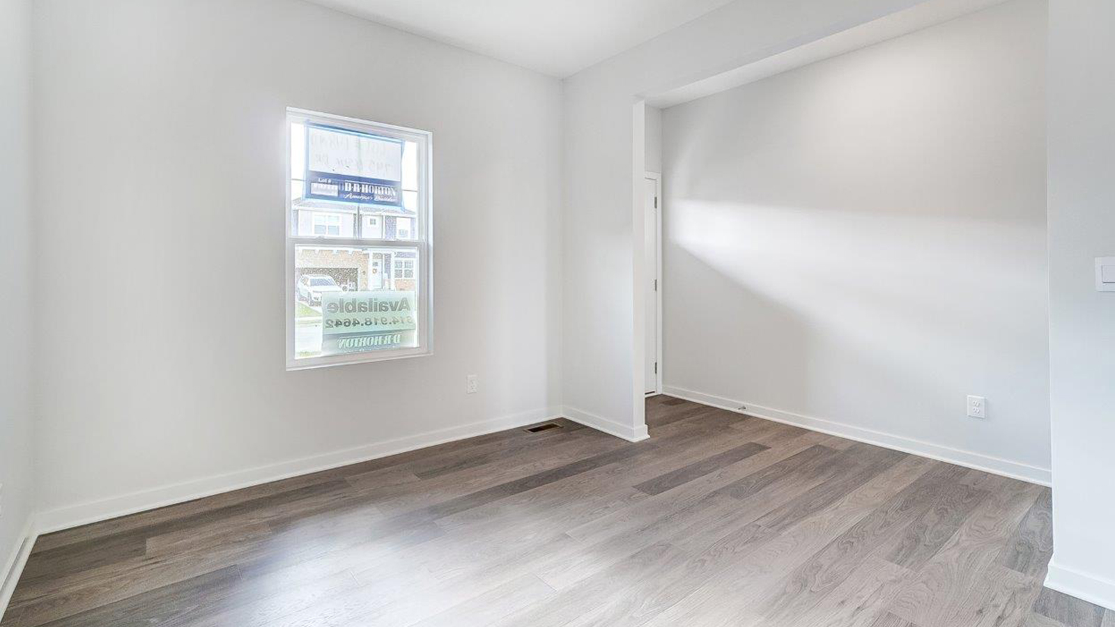 flex room with single window, foyer