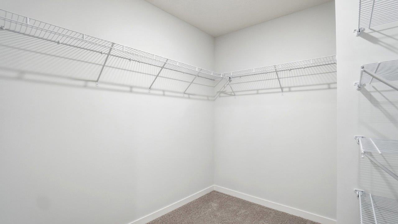 walk in closet with wire shelving