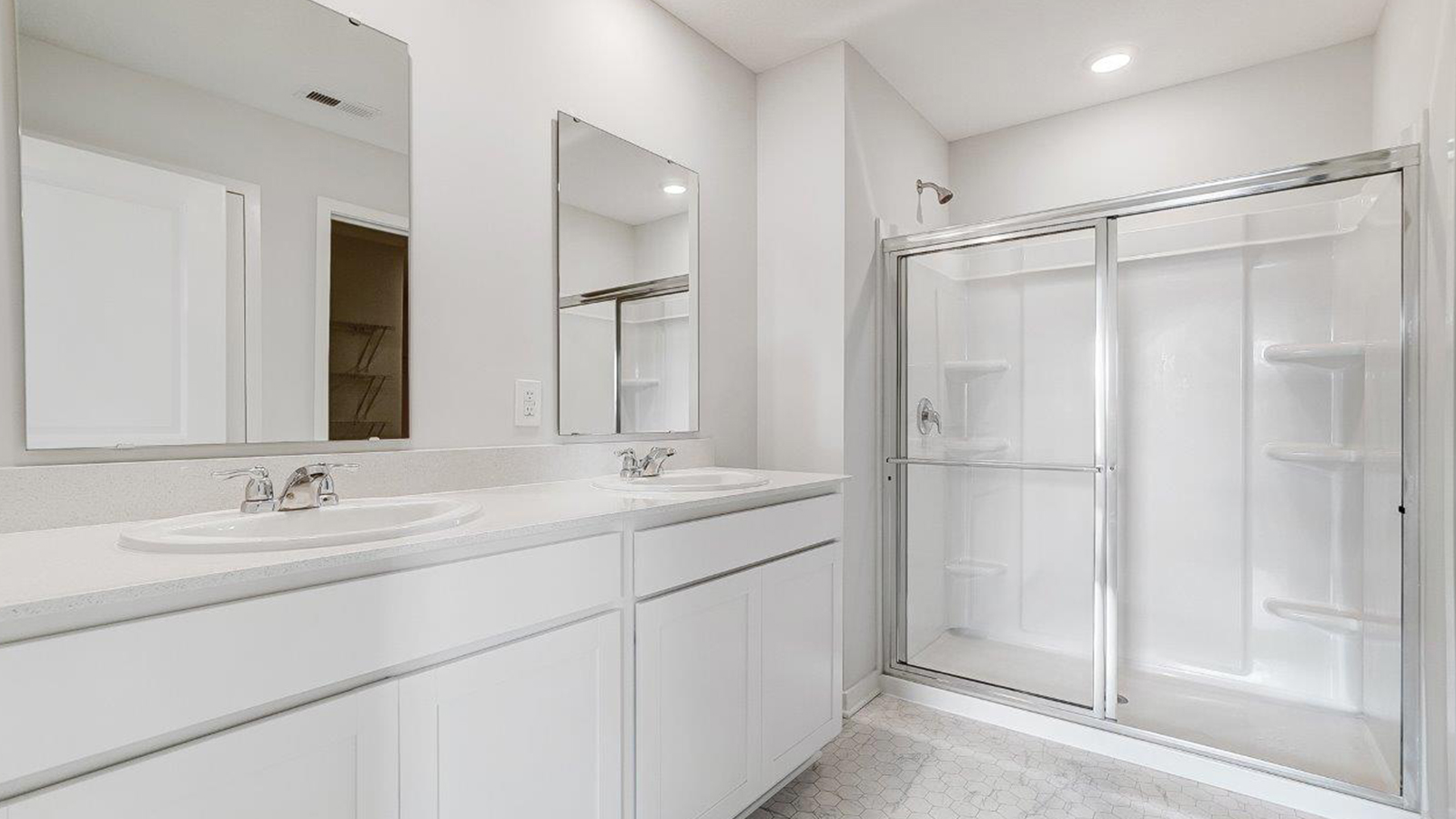 ensuite bath with double