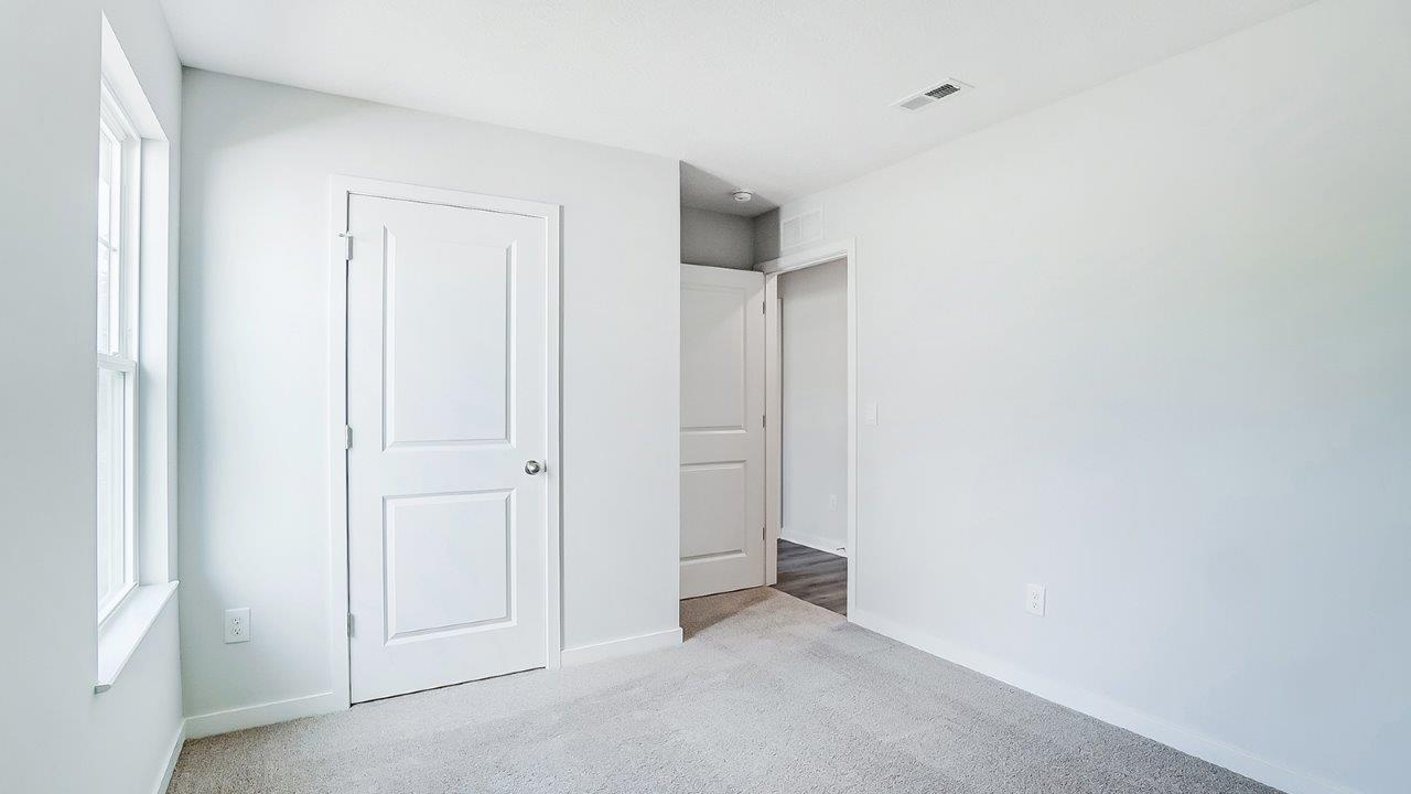 second bedroom with single single, closet and entry