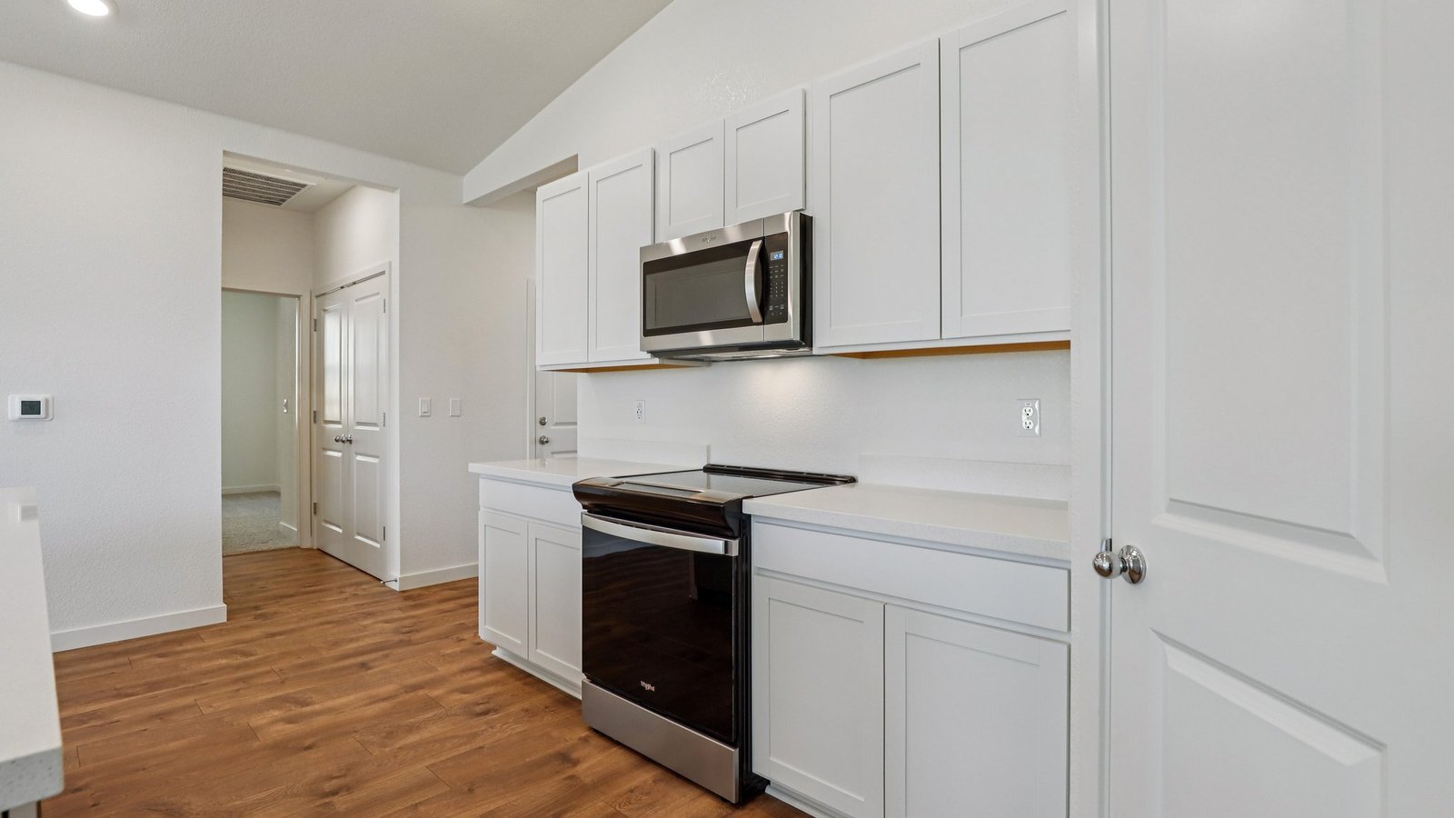 Montego Plan 1924 Bright Modern kitchen