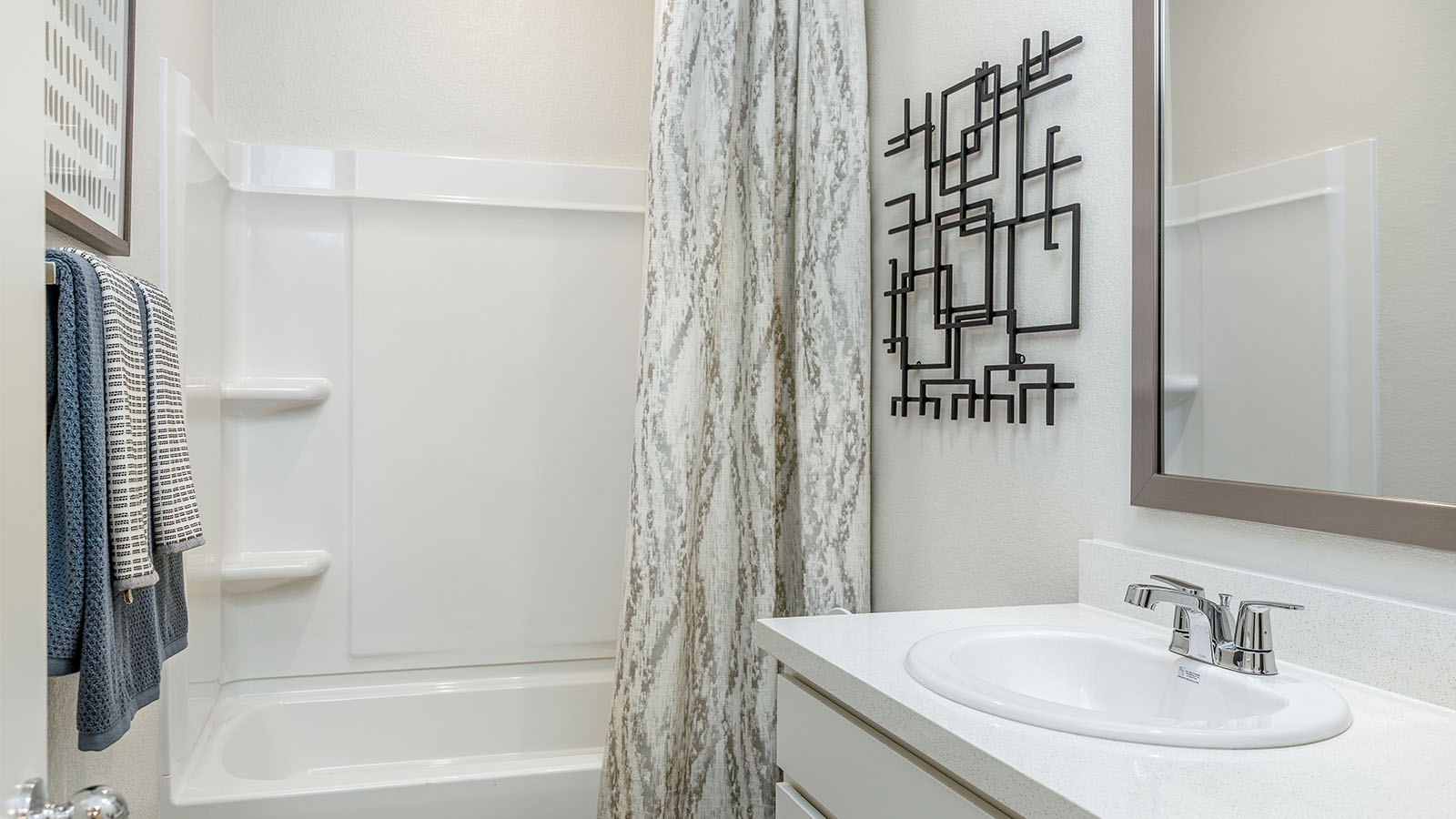 Montego Plan 1924 secondary bathroom