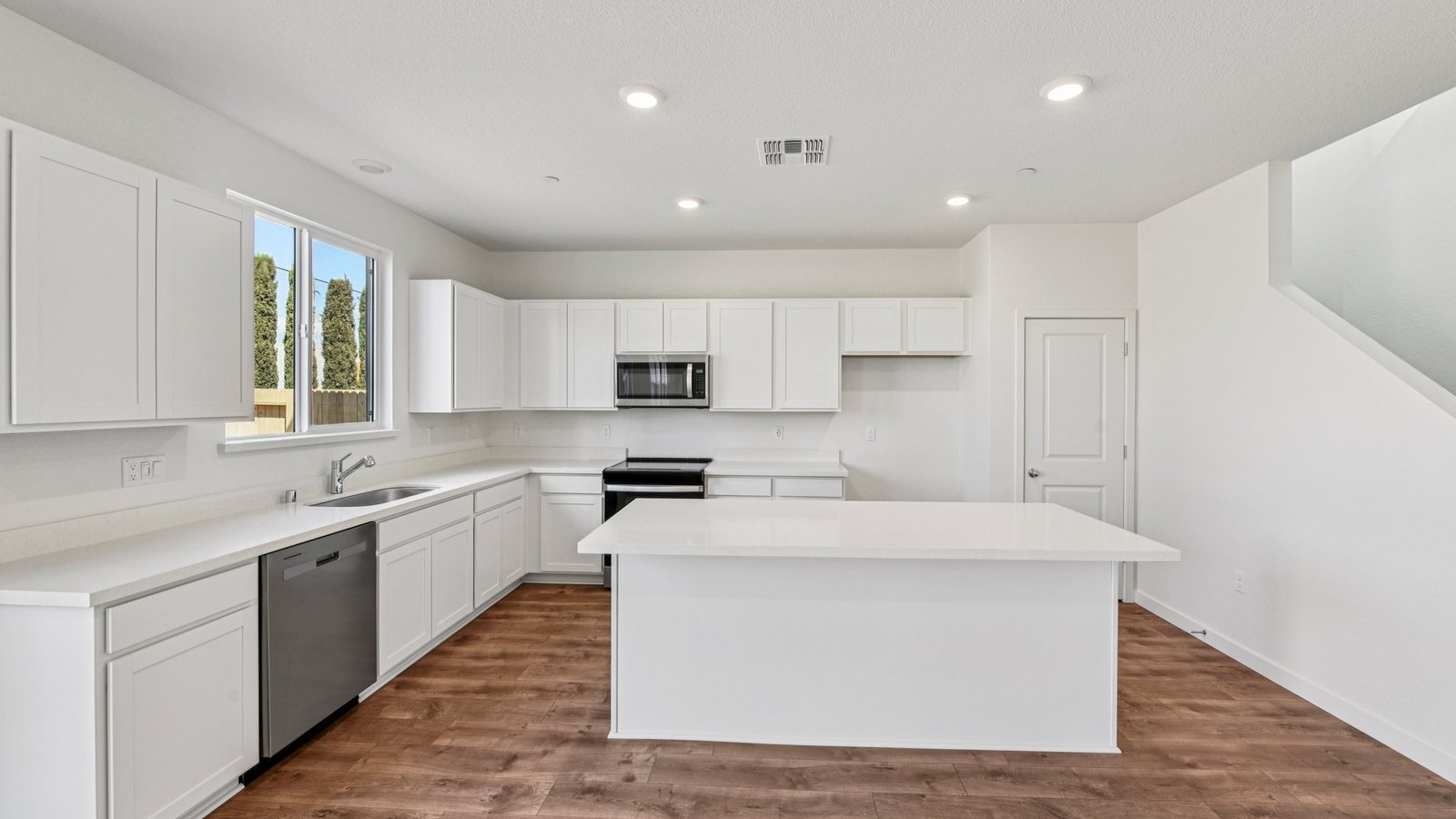 Montego Plan 2311 Open bright kitchen