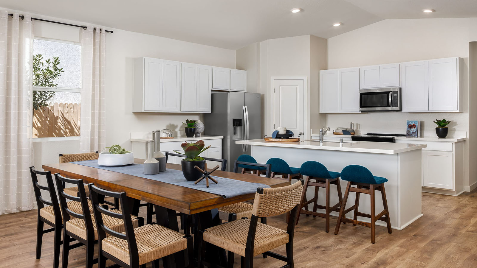 Montego Cali Plan 1924 open concept dining area