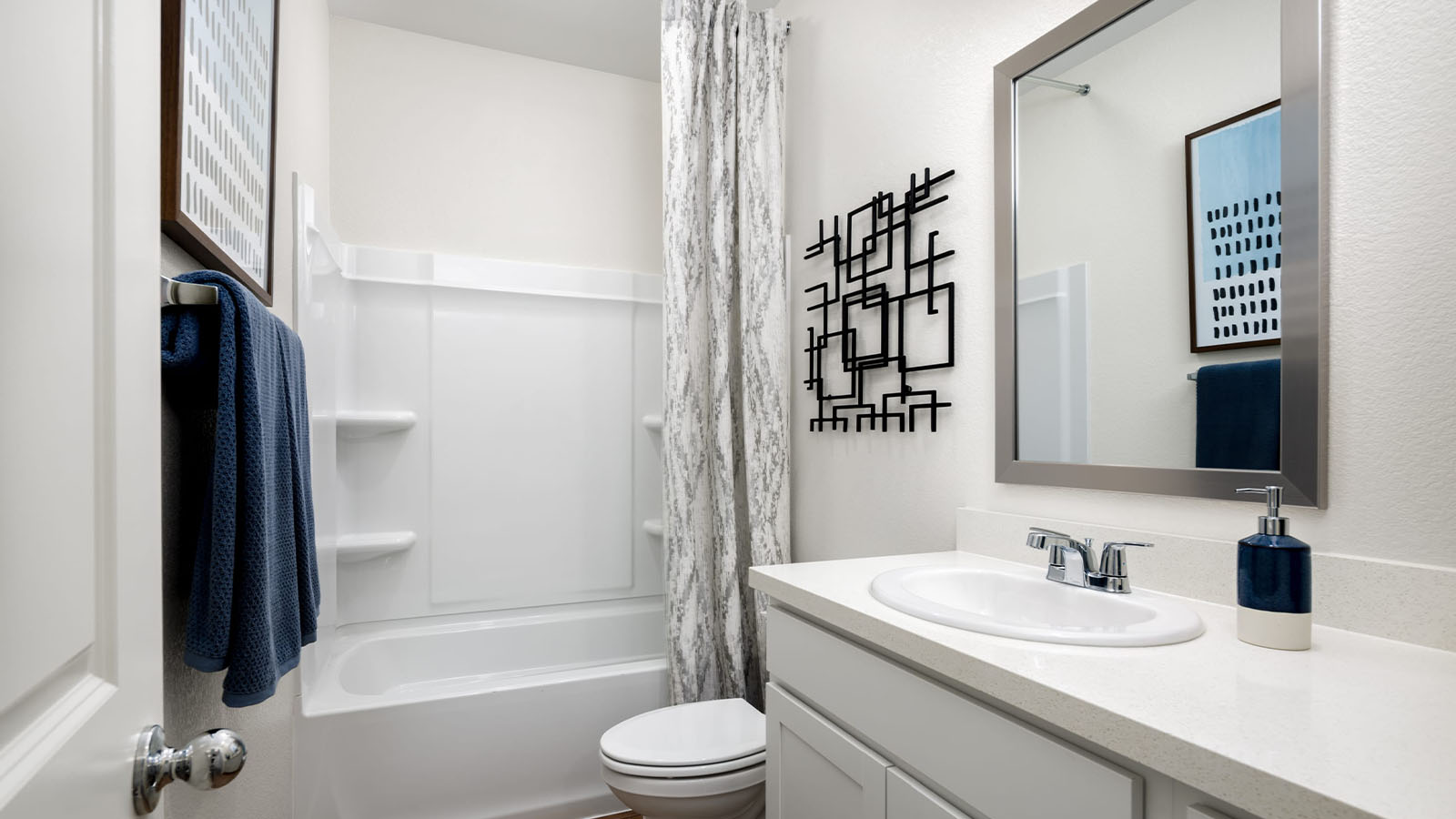 Montego Cali Plan 1924  secondary bathroom with tub and shower