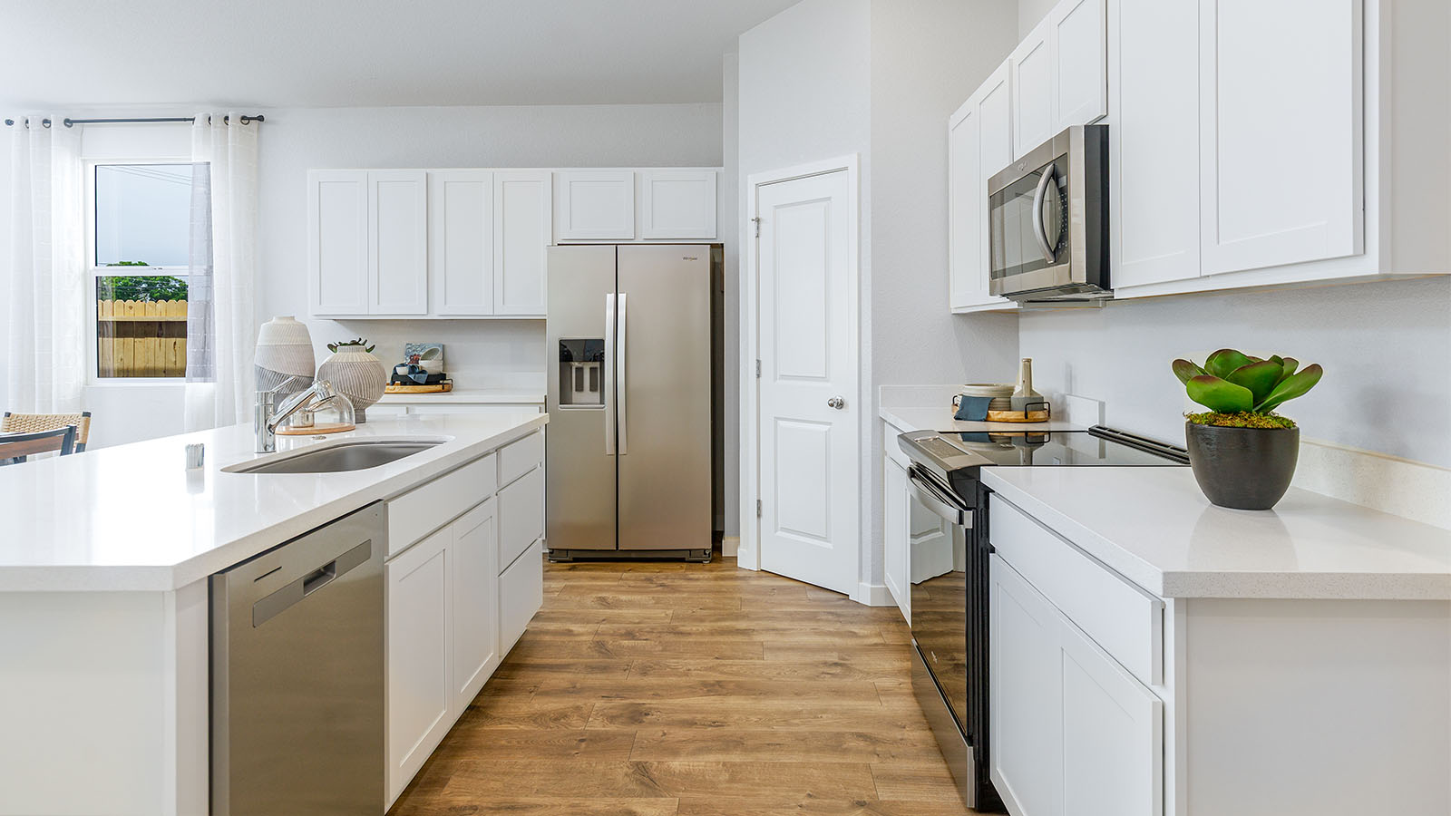 Montego Plan 1924 Bright Modern Kitchen