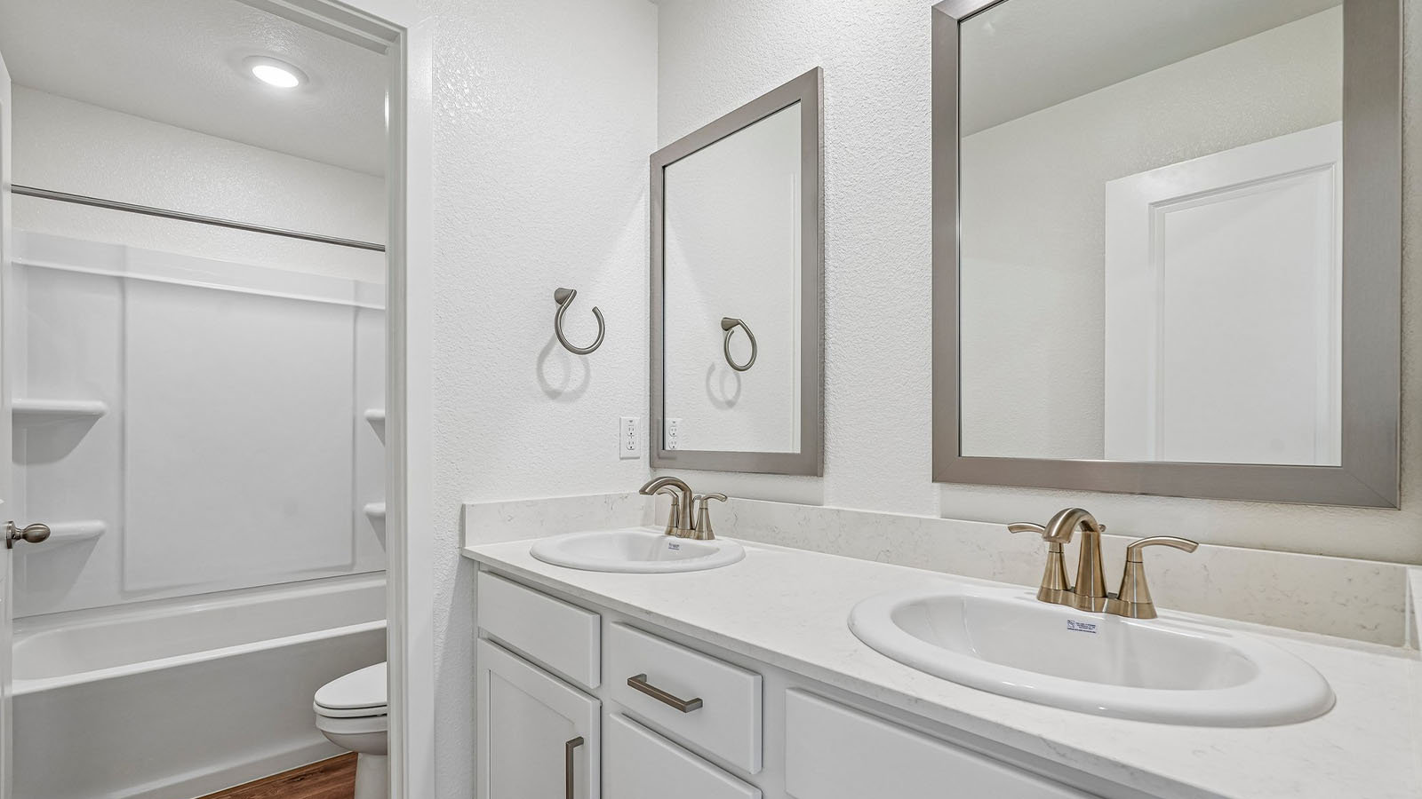 Jasper Clementine Plan 1811 full secondary bathroom with tub and shower