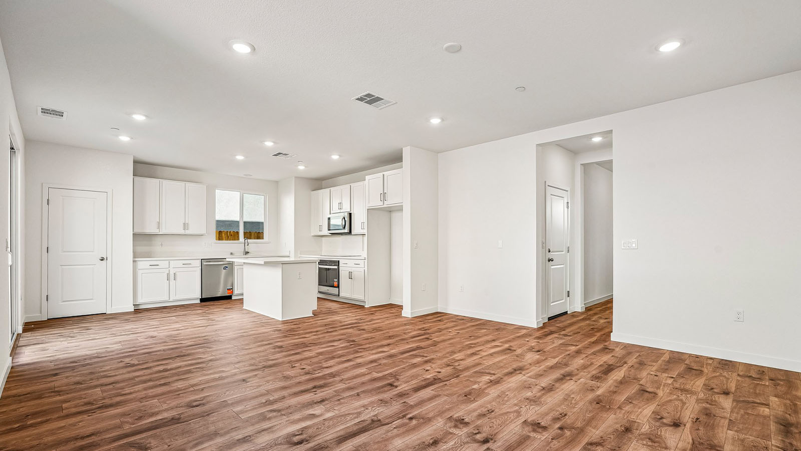 Jasper Clementine Plan 1811 spacious living area