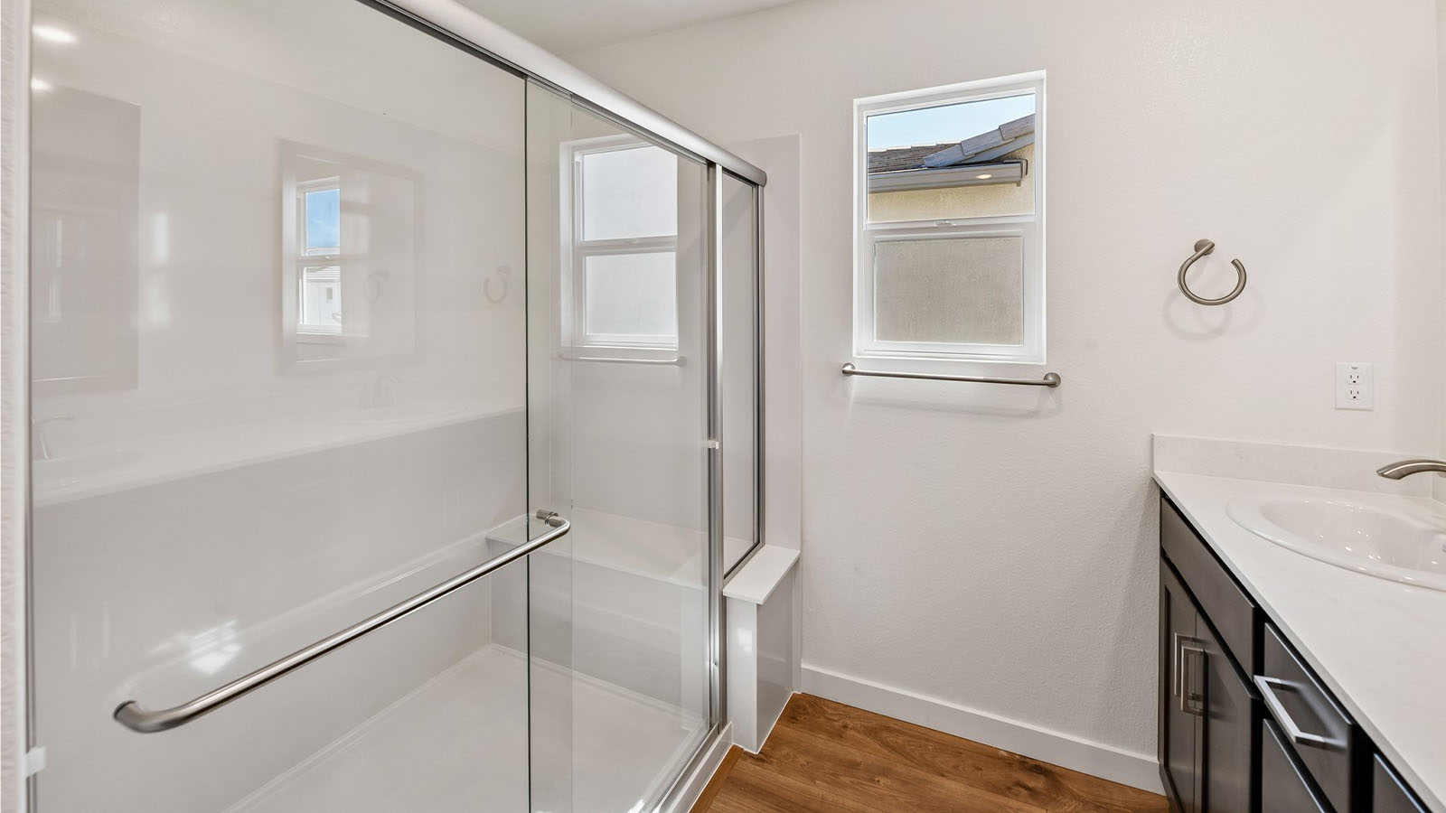 Jasper Clementine Plan 1811  pri,ary bathroom with dual sinls and walk in shower