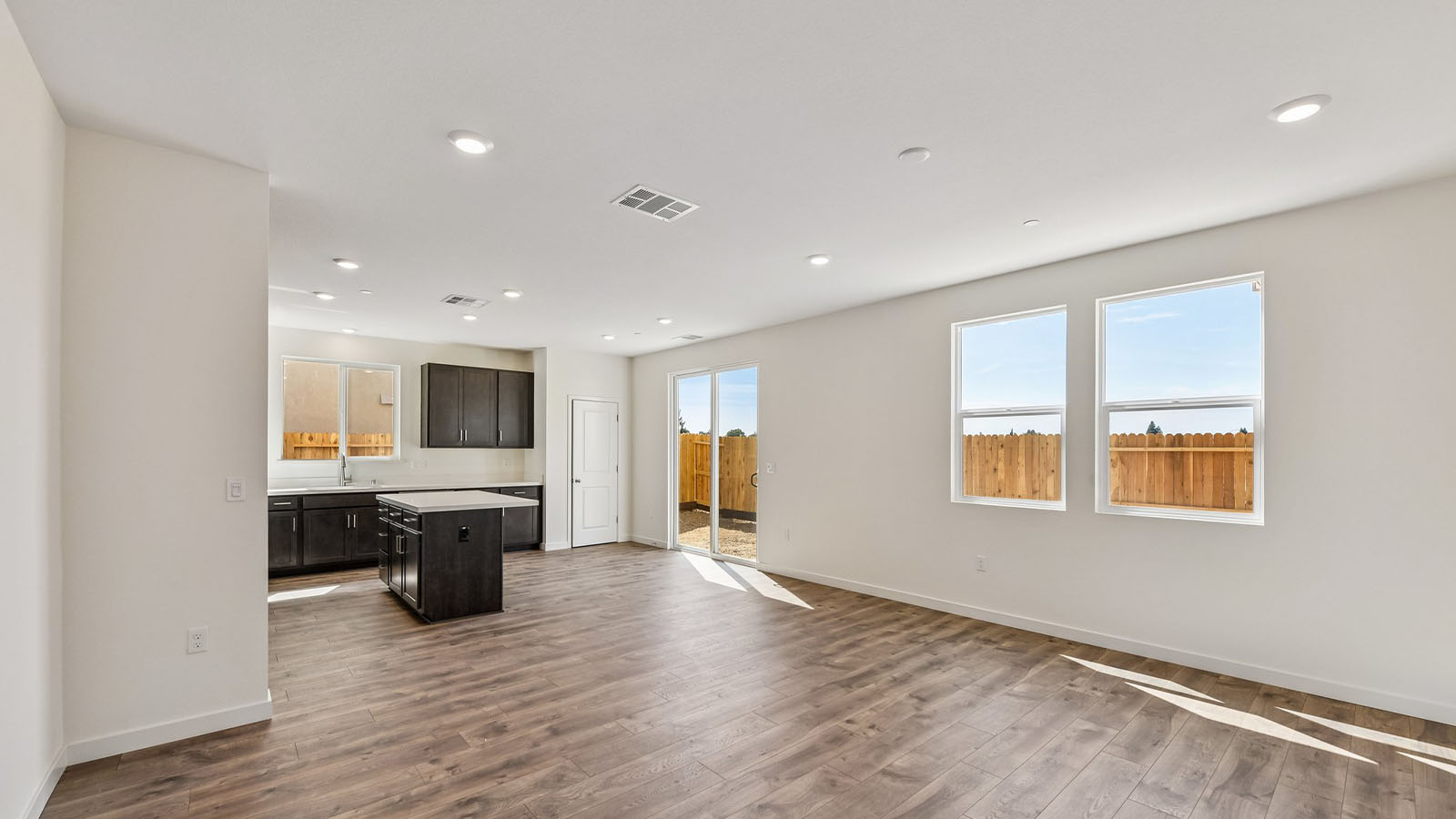 Jasper Clementine Plan 1811  spacious living area