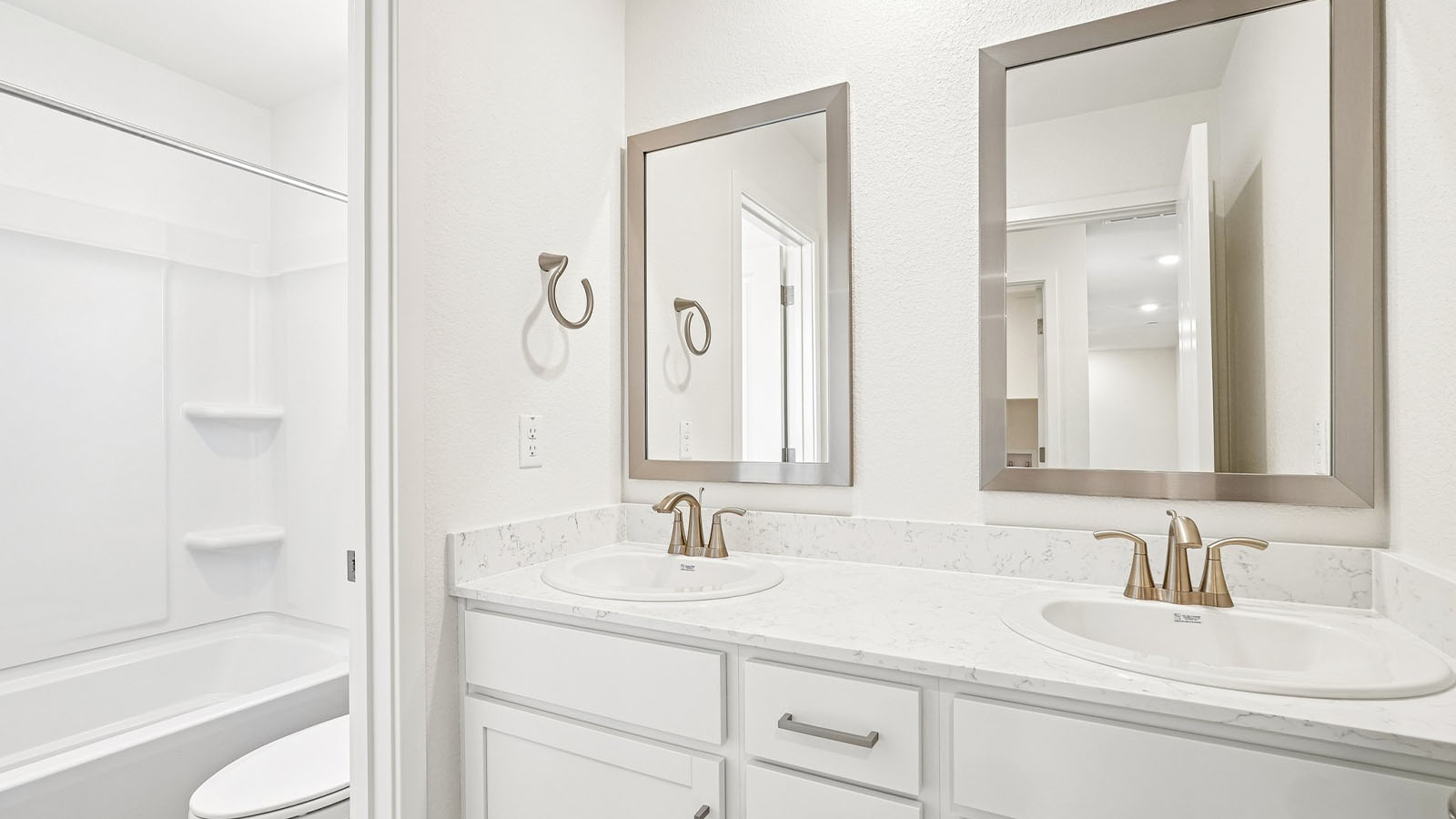 Aviara at Amoruso Ranch Plan 2617  upstarus bathroom with duel sinks and bathtub