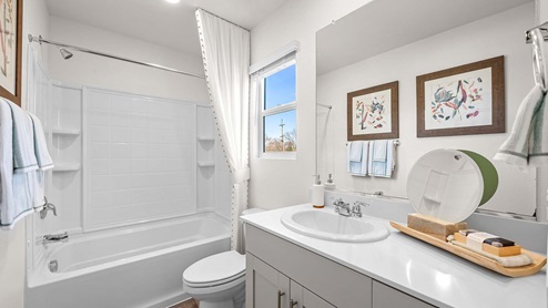 Amber Lynn Estates Plan 1547 Secondary Bathroom
