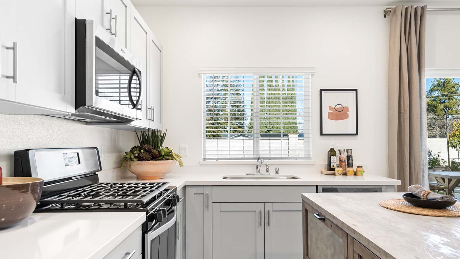 Amber Lynn Estates Plan 1547 Kitchen Side