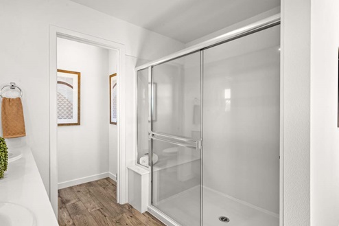 Amber Lynn Estates Plan 1547 Walk-in shower with built-in bench