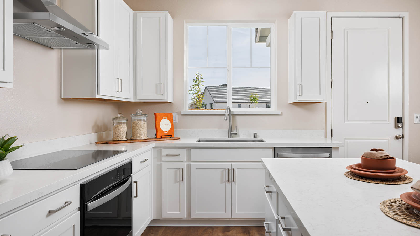 Lucia Plan 1619 Open Bright White Kitchen