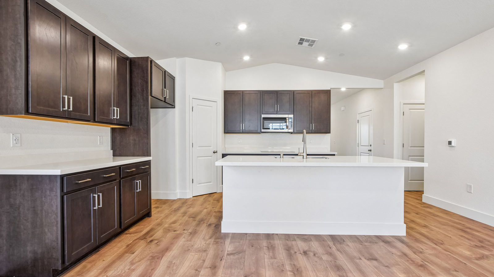 Ibiza Cali Plan 1924 bright open kitchen