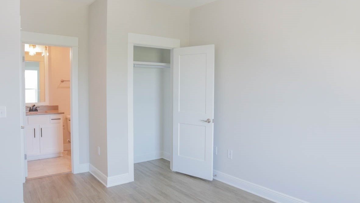 Second bedroom with en suite bathroom.