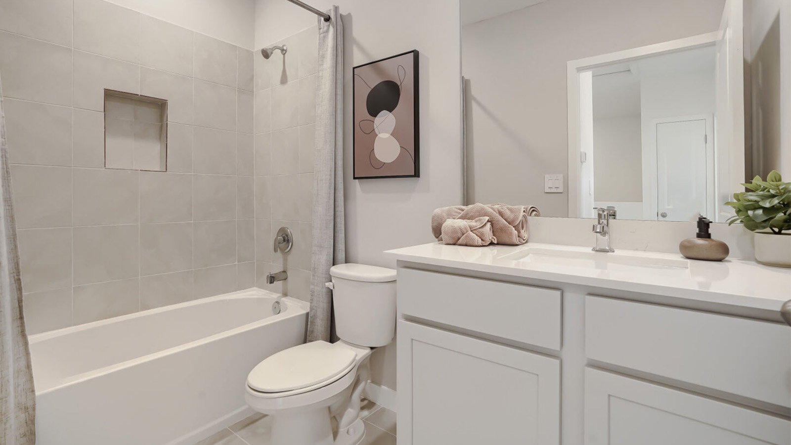 secondary bath with tub