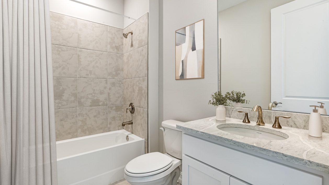 Inside of the secondary bathroom.