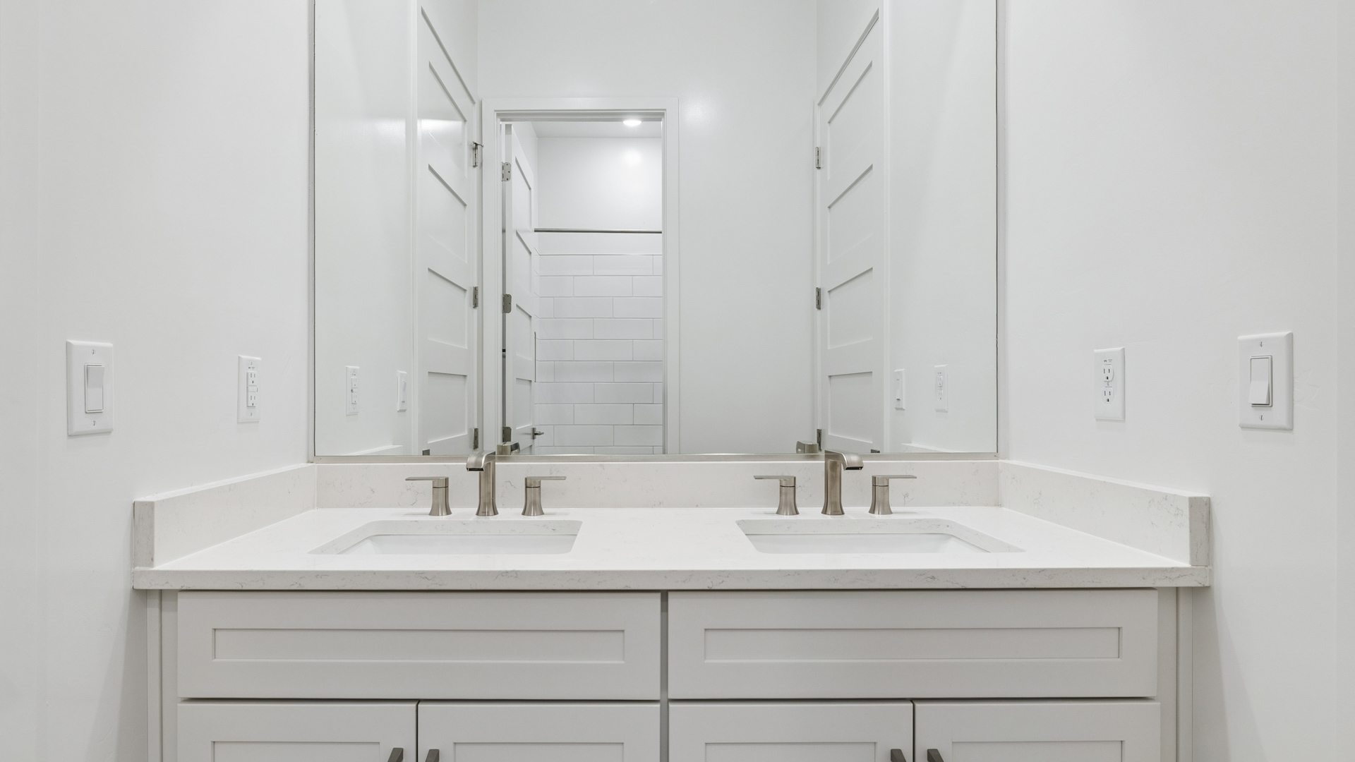 secondary bathroom with bathtub