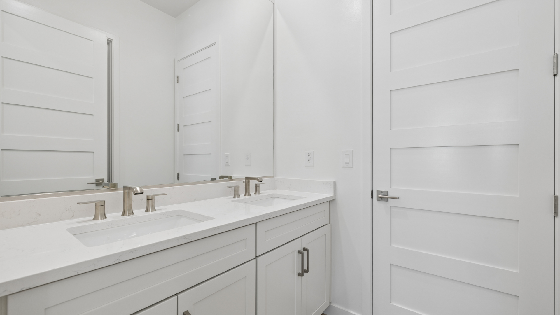 secondary bathroom with bathtub