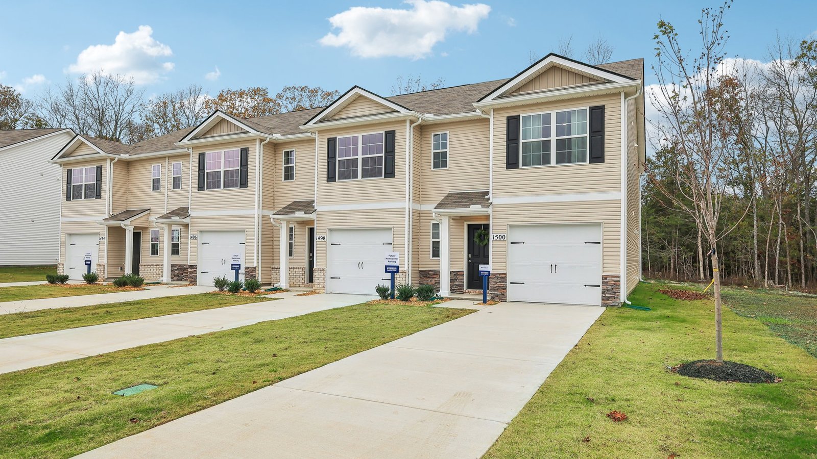 1464 Lexington Way, Lewisburg, TN Saddle Trace Townhomes By D.R. Horton two-story, one-car garage small grass yard