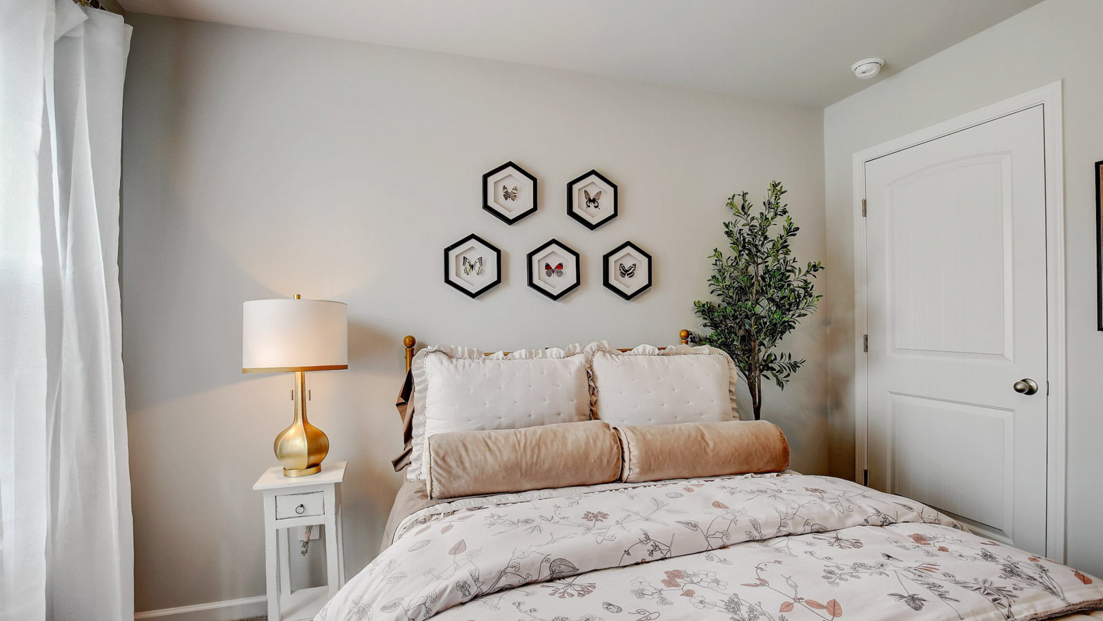 Secondary bedroom in Saddle Trace Townhomes includes natural window light, closet with space, connectivity to residence