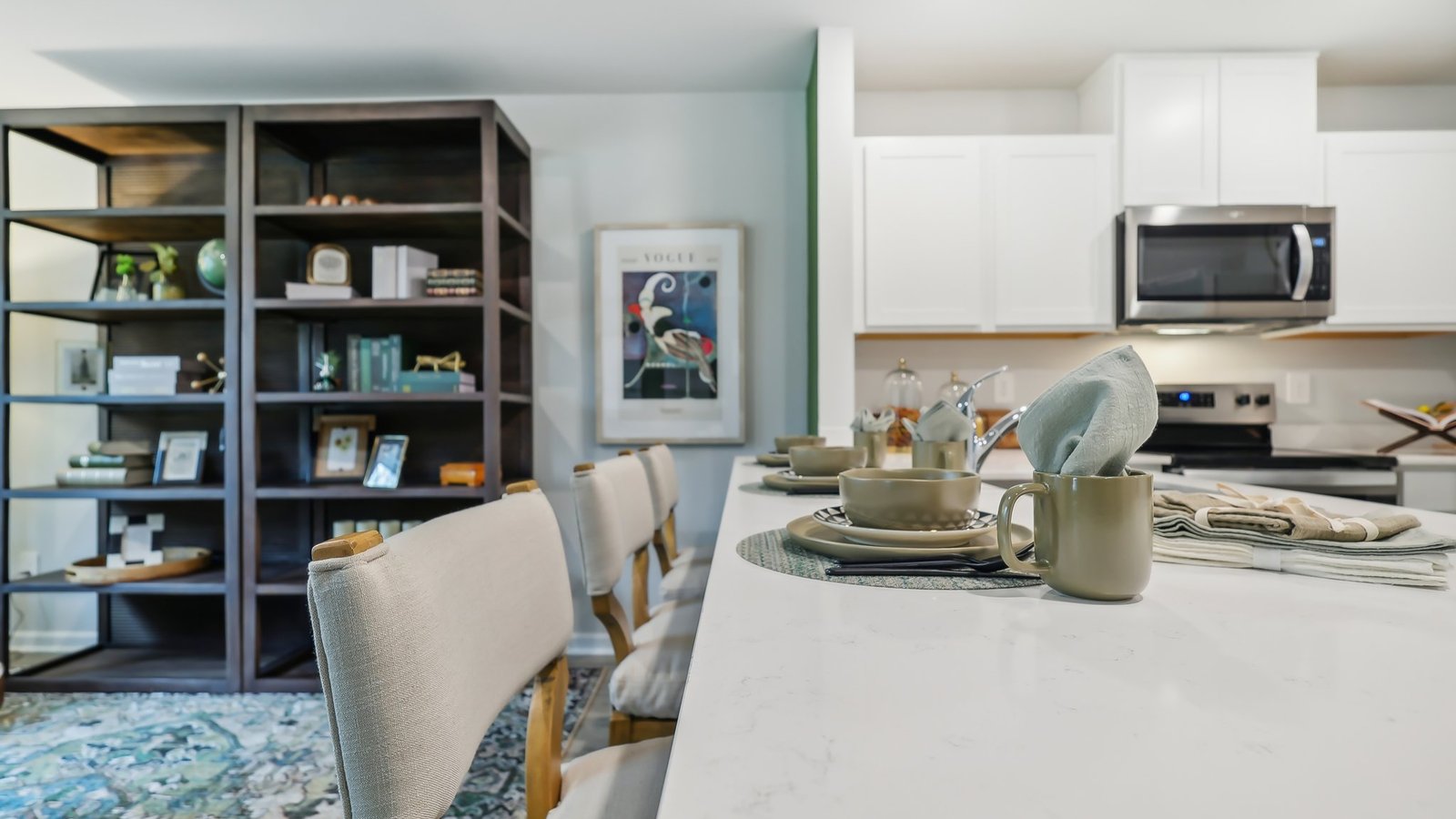 Kitchen peninsula with area for seats.