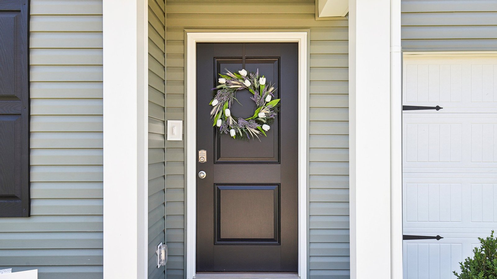 Entry to modern, open concept floorplan