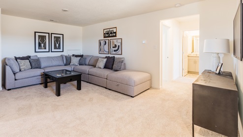 Flex room with windows in new, modern home