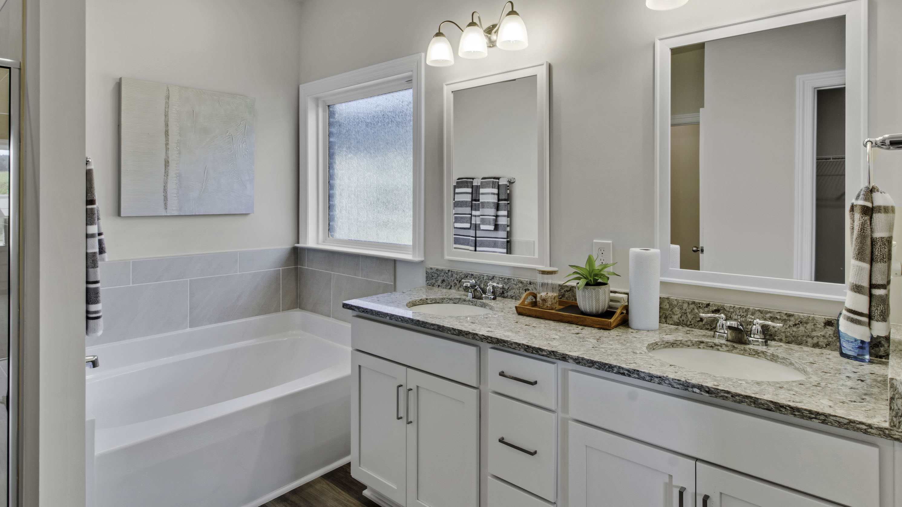 Primary en suite bathroom with a dual vanity