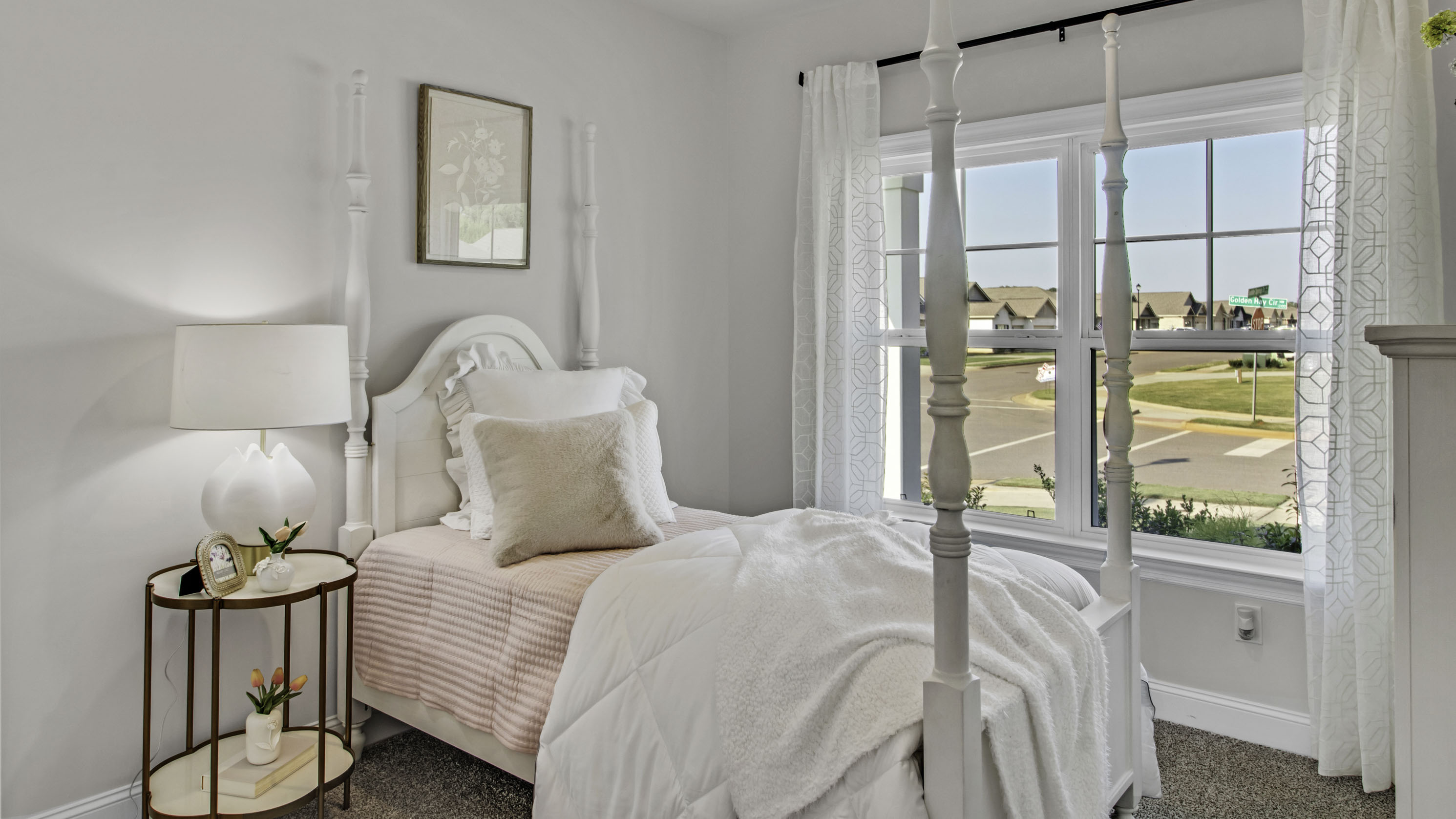 Second bedroom with a double window for natural light
