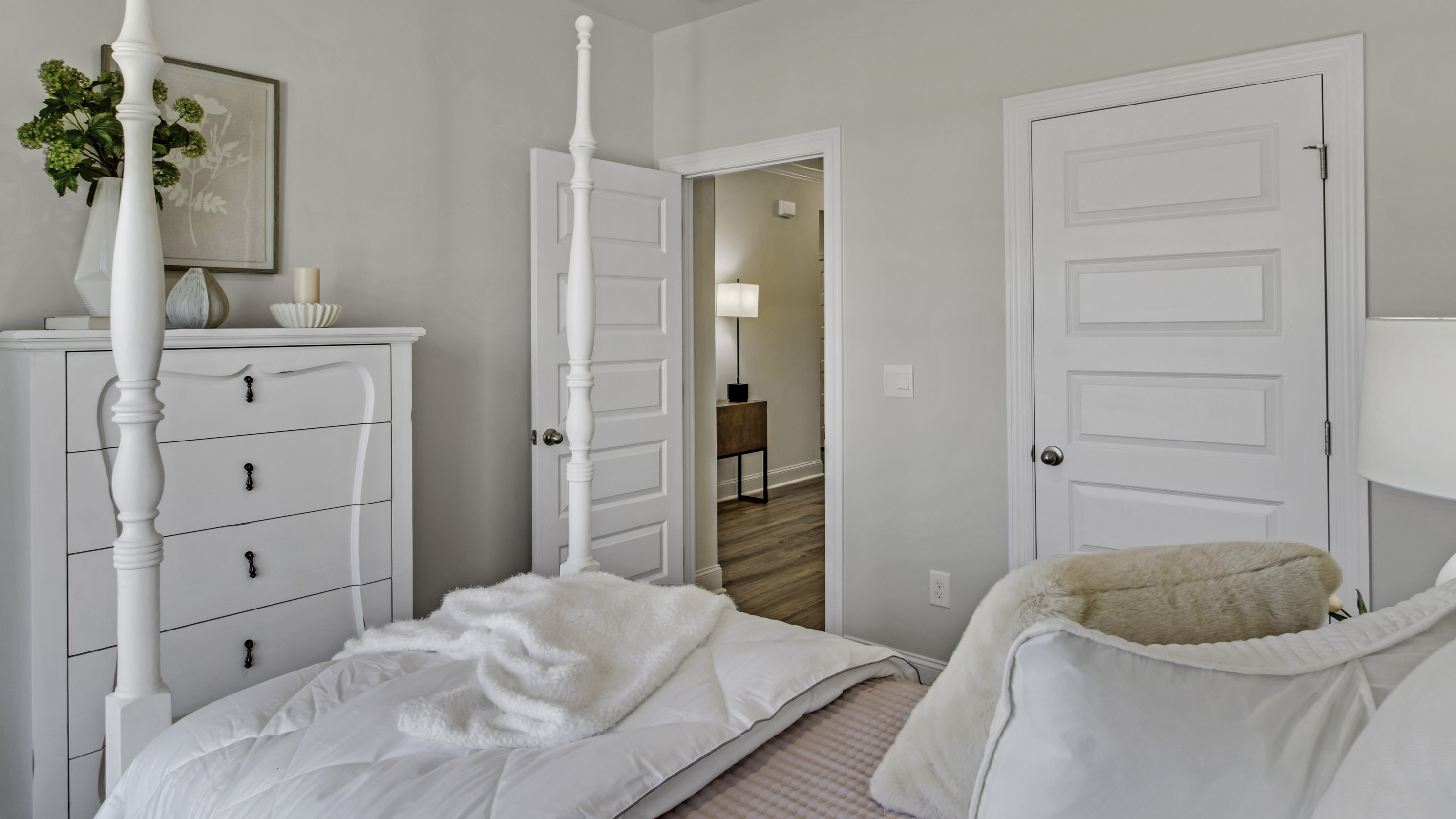 Second bedroom comfortably fitting a full size bed