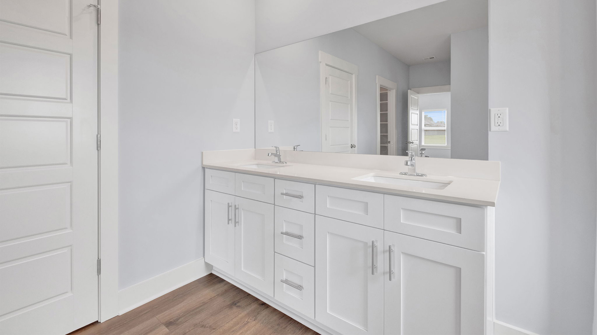 En suite dual quartz countertop vanity