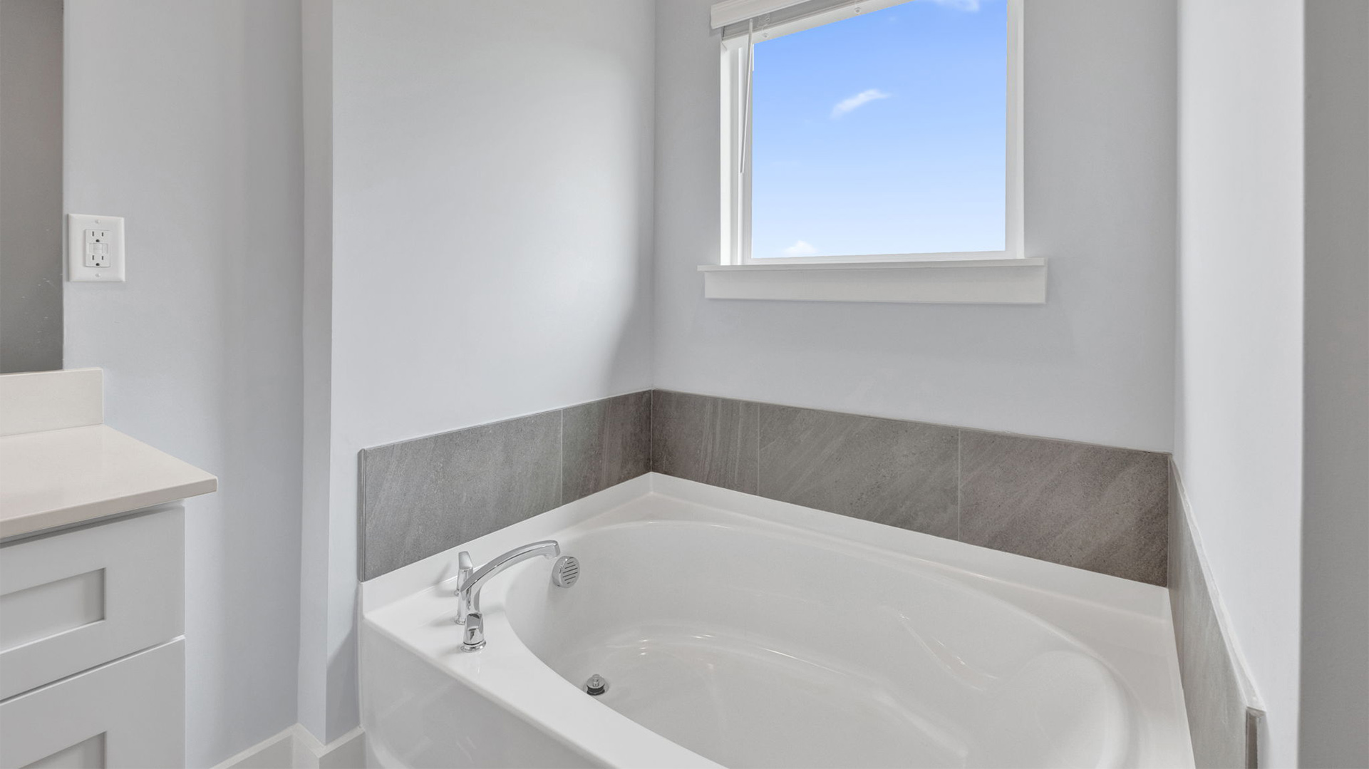 EN suite jacuzzi tub in the primary