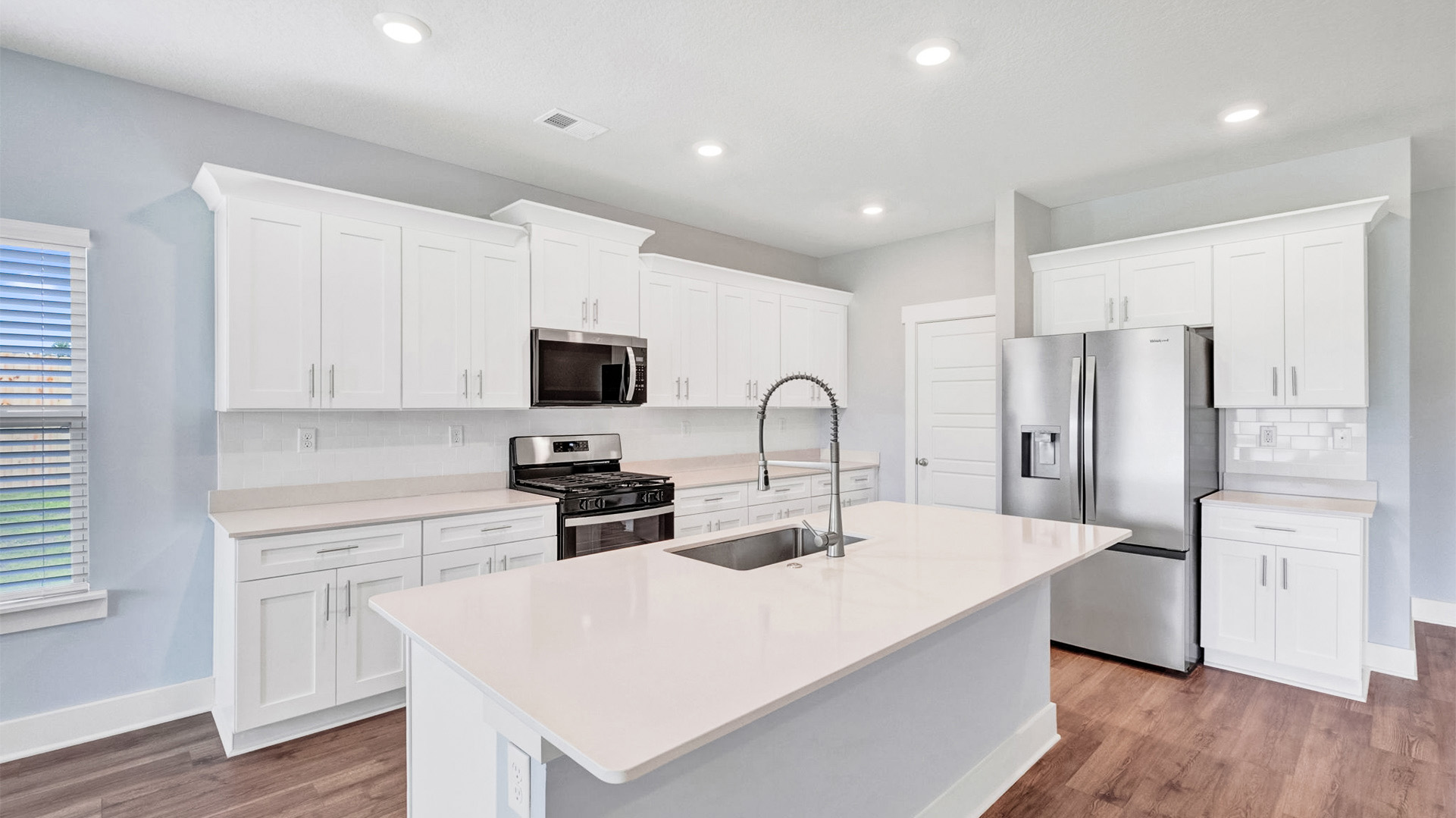 RIverwood Gardens beautiful light kitchen with quartz countertop